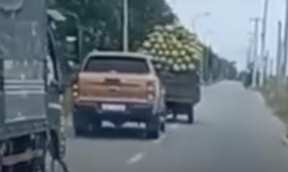 Clip TNGT: Cái giá cho việc nghêng ngang giữa đường